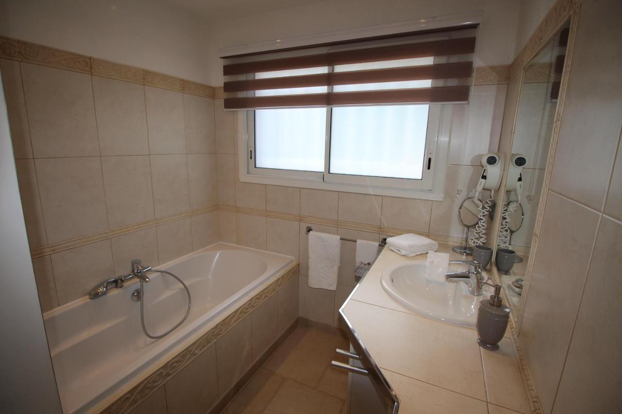 Villa Jalna Chambre, Suites Et Appartement Roquefort Les Pins Exteriér fotografie